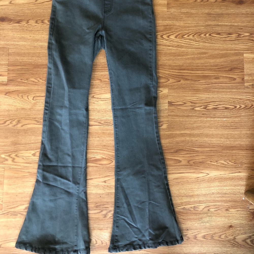 Elastic band charcoal gray flares by Umgee